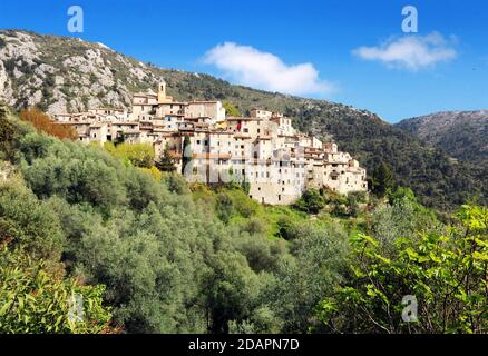 Il villaggio arroccato di Peillon sulle colline della Costa Azzurra, vicino Menton. Foto Stock