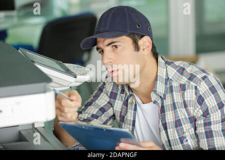 Uomo che ripara il toner per la stampante laser stampante toner cartuccia  di stampa stampa laser fornisce il concetto di ricarica Foto stock - Alamy