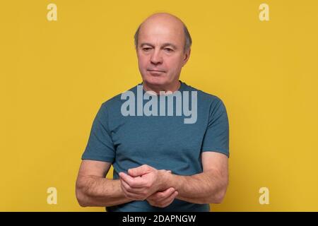 Uomo anziano che controlla l'impulso che misura l'impulso di frequenza cardiaca su HIS polso Foto Stock