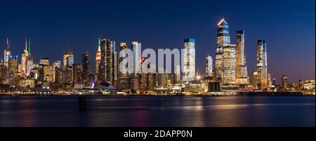 Skyline di Manhattan Ovest al tramonto con grattacieli di Hudson Yards. Paesaggio urbano dall'altra parte del fiume Hudson, New York City, NY, Stati Uniti Foto Stock