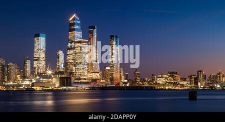 Skyline di Manhattan West al tramonto con grattacieli di Hudson Yards ed edifici di West Village. Paesaggio urbano dall'altra parte del fiume Hudson, New York City, NY, Stati Uniti Foto Stock