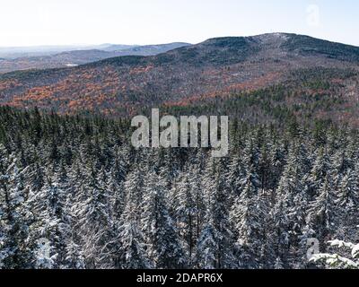 Guardando oltre le vette della catena montuosa di Wapack La prima nevicata dell'anno nel sud del New Hampshire Foto Stock