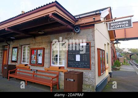 Ufficio prenotazioni stazione di Watchet, orari treni, West Somerset Railway, Somerset, South West England, UK Foto Stock