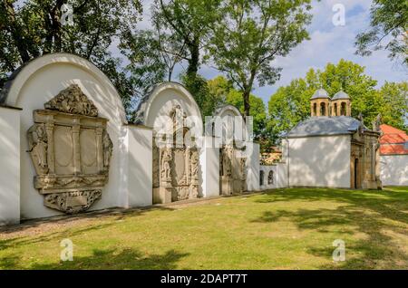 Il XVIII sec., cappelle funerarie barocche. Città di Jelenia Gora, (ger.: Hirschberg im Riesengebirge), provincia della bassa Slesia, Polonia. Foto Stock