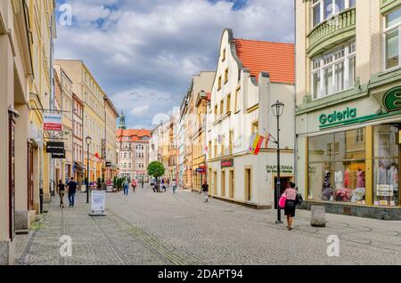 1 maggio strada, città di Jelenia Gora, (ger.: Hirschberg im Riesengebirge), centro, bassa Slesia provincia, Polonia. Foto Stock