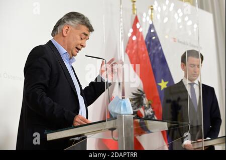 Vienna, Austria. 14th Nov 2020. Conferenza stampa del governo federale austriaco. La vita pubblica in Austria sarà ulteriormente chiusa. Sabato 14th novembre 2020, il governo ha annunciato un nuovo inasprimento delle misure. A partire dalla prossima settimana, i negozi al dettaglio dovrebbero chiudersi come nel primo blocco in primavera. L'Austria è già in una zona di chiusura parziale: Bar e ristoranti sono chiusi. Foto dalla L alla R Vice Cancelliere Werner Kogler (i Verdi) e il Cancelliere Sebastian Kurz (ÖVP) Foto Stock