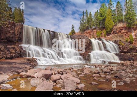 Acqua che scende lungo le cascate principali del Gooseberry state Park, Minnesota, USA Foto Stock