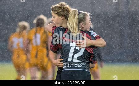 Londra, Regno Unito. 14 novembre 2020. Sophie de Goede e Chatelle Miell di Saracens dopo la loro vittoria del 33-27 nella partita Womens Allianz Premier 15s tra Saracens Women e Wasps Ladies al Copthall Stadium, Londra, Inghilterra, il 14 novembre 2020. Foto di Phil Hutchinson. Solo per uso editoriale, è richiesta una licenza per uso commerciale. Nessun utilizzo nelle scommesse, nei giochi o nelle pubblicazioni di un singolo club/campionato/giocatore. Credit: UK Sports Pics Ltd/Alamy Live News Foto Stock