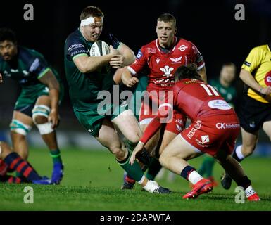 Galway Sportsgrounds, Galway, Connacht, Irlanda. 14 novembre 2020. Guinness Pro 14 Rugby, Connacht Versus Scarlets; Shane Delahunt (Connacht) cerca un modo per superare Steff Evans (Scarlets) Credit: Action Plus Sports/Alamy Live News Foto Stock