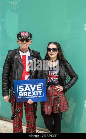 Gran Bretagna / Inghilterra /Londra / Brexit Betrayal marzo in Londra due punks demonattano alla Brexit Betrayal March holding Firma SAVE Brexit Foto Stock