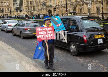 GRAN BRETAGNA / Inghilterra / Londra /attivista anti-Brexit Steve Bray Dispone di un cartello all'esterno delle Camere del Parlamento sul 29 Gennaio 2019 a Lon Foto Stock