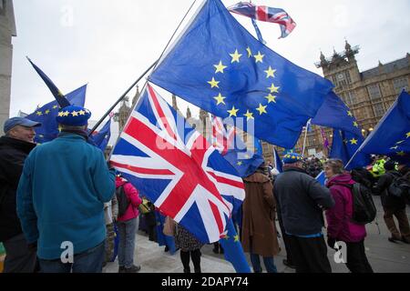 GRAN BRETAGNA / Inghilterra / Londra /un dimostratore anti-Brexit sventola una bandiera dell'Unione europea e una bandiera dell'Unione europea (UE) fuori dalle Camere del Parlamento . Foto Stock