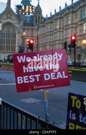 GRAN BRETAGNA / Inghilterra / Londra /cartello anti-Brexit fuori dalle Camere del Parlamento il 29 gennaio 2019 a Londra, Regno Unito. Foto Stock