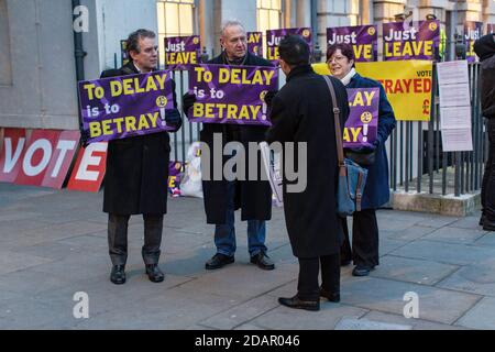 GRAN BRETAGNA / Inghilterra / Londra / attivisti pro-Brexit protestano fuori dalle Camere del Parlamento il 29 gennaio 2019 a Londra, Regno Unito. Foto Stock