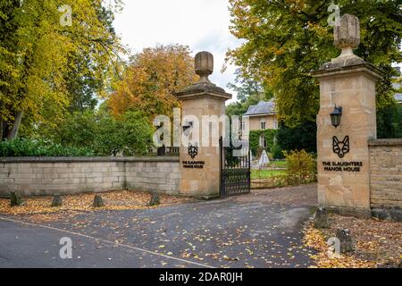 L'ingresso della residenza Slaughtes Manor House in autunno. Macellazione inferiore. Cotswolds, Gloucestershire, Inghilterra Foto Stock