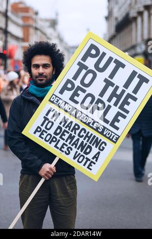 LONDRA, Regno Unito - UN manifestante contro la brexit tiene un cartello durante la protesta contro la Brexit il 23 marzo 2019 a Londra. Foto Stock