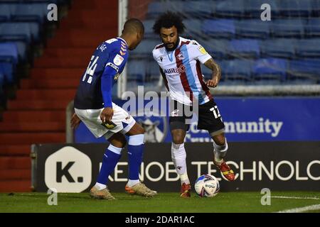 Oldham, Regno Unito. 14 novembre 2020. OLDHAM, INGHILTERRA. 14 NOVEMBRE Oldham Athletic's Dylan Fage TUSTLES con Scunthorpe United's Junior Brown durante la partita Sky Bet League 2 tra Oldham Athletic e Scunthorpe Uniti a Boundary Park, Oldham, sabato 14 novembre 2020. (Credit: Eddie Garvey | MI News) Credit: MI News & Sport /Alamy Live News Foto Stock