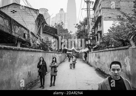 Scena di strada in un quartiere della città vecchia, Chongqing, Cina Foto Stock