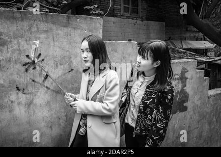 Scena di strada in un quartiere della città vecchia, Chongqing, Cina Foto Stock
