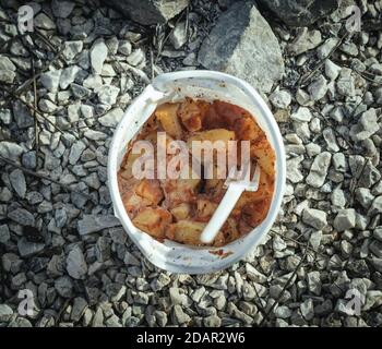 Stufato di patate, mangiare di distribuzione alimentare per i rifugiati nel campo di Idomeni, Grecia Foto Stock