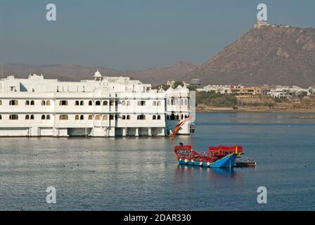 Taj Lake Palace sul lago Pichola in Udaipur Rajasthan India. Foto Stock