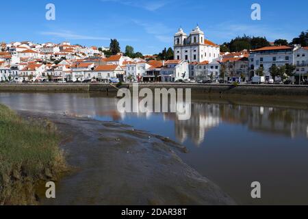 Centro città, chiesa di Santiago e passeggiata lungo il fiume Sado, Alcacer do SAL, costa di Lisbona, Portogallo Foto Stock