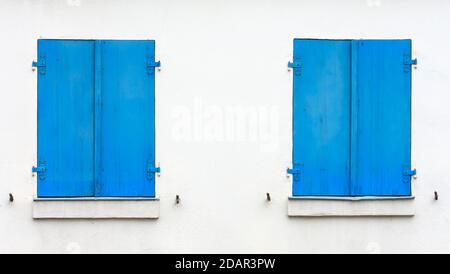 Persiane blu su casa bianca, Baviera, Germania Foto Stock