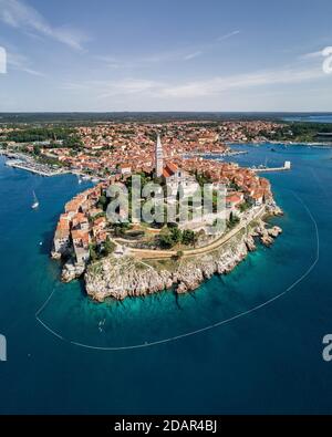 Vista aerea, città vecchia con la chiesa di Sant'Eufemia, Rovigno, Istria, Croazia Foto Stock