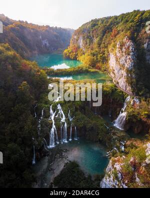 Vista aerea, cascata con laghi di Plitvice in autunno, Parco Nazionale Laghi di Plitvice, Dalmazia, Croazia Foto Stock