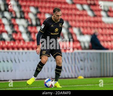 Richard Keogh n.4 di Milton Keynes Dons con la palla Foto Stock