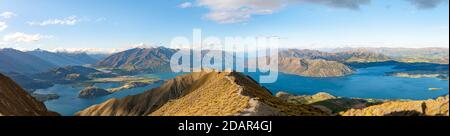 Vista sulle montagne e sul lago da Mount Roy, Roys Peak, Panorama, Lago Wanaka, Alpi meridionali, Otago, Isola del Sud, Nuova Zelanda Foto Stock