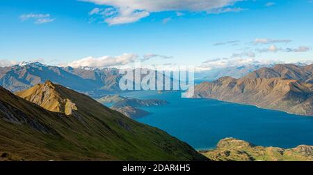 Vista sulle montagne e sul lago da Mount Roy, Roys Peak, Lake Wanaka, Southern Alps, Otago, South Island, Nuova Zelanda Foto Stock