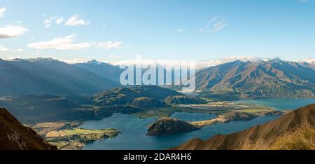 Vista sulle montagne e sul lago da Mount Roy, Roys Peak, Lake Wanaka, Southern Alps, Otago, South Island, Nuova Zelanda Foto Stock