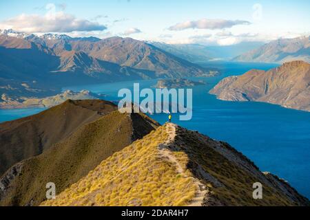 Escursioni sulla cima del Monte Roy, vista sulle montagne e sul lago, Roys Peak, Lago Wanaka, Alpi del Sud, Otago, Isola del Sud, Nuova Zelanda Foto Stock