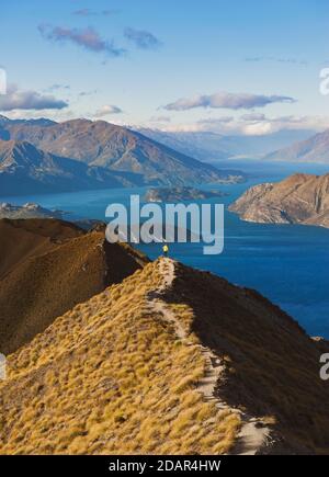 Escursioni sulla cima del Monte Roy, vista sulle montagne e sul lago, Roys Peak, Lago Wanaka, Alpi del Sud, Otago, Isola del Sud, Nuova Zelanda Foto Stock