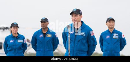 L'astronauta della NASA Mike Hopkins parla ai media dopo essere arrivato al Launch and Landing Facility per la missione Commercial Crew One al Kennedy Space Center 8 novembre 2020 a Cape Canaveral, Florida. Dietro Hopkins si trovano: L'astronauta della NASA Shannon Walker, Victor Glover e l'astronauta della JAXA Soichi Noguchi, a destra. Foto Stock