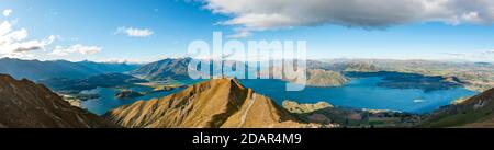 Vista sulle montagne e sul lago da Mount Roy, Roys Peak, Panorama, Lago Wanaka, Alpi meridionali, Otago, Isola del Sud, Nuova Zelanda Foto Stock