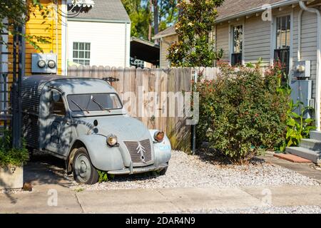 Old vintage Citroen 2CV di fronte a casa dipinta o caffè a New Orleans Louisiana a New Orleans Louisiana Foto Stock