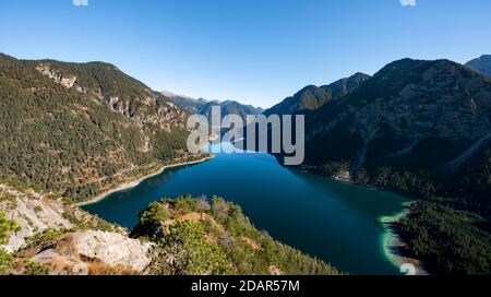 Vista di Plansee, dietro Schojouechl, escursione a Schrofennas, Alpi Ammergau, Reutte, Tirolo, Austria Foto Stock