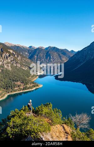 L'escursionista guarda in lontananza, vista di Plansee, dietro Schojouechl, escursione a Schrofennas, Alpi Ammergau, quartiere Reutte, Tirolo, Austria Foto Stock