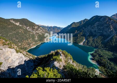 Vista di Plansee, dietro Schojouechl, escursione a Schrofennas, Alpi Ammergau, Reutte, Tirolo, Austria Foto Stock