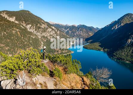 L'escursionista guarda in lontananza, vista di Plansee, dietro Schojouechl, escursione a Schrofennas, Alpi Ammergau, quartiere Reutte, Tirolo, Austria Foto Stock