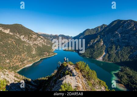 Due escursionisti che guardano in lontananza, vista di Plansee, Schojouechl sullo sfondo, escursione alla Schrofennas, Alpi Ammergau, quartiere di Reutte Foto Stock