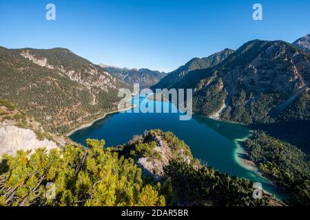 Vista di Plansee, dietro Schojouechl, escursione a Schrofennas, Alpi Ammergau, Reutte, Tirolo, Austria Foto Stock