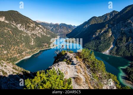 Due escursionisti si stendono le braccia in aria, vista di Plansee, Schojouechl sullo sfondo, escursione alla Schrofennas, Alpi Ammergau, Reutte distretto, Tirolo Foto Stock