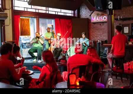 la band jazz si esibisce nel jazz bar Maison su Bourbon Street A New Orleans, Louisiana Foto Stock