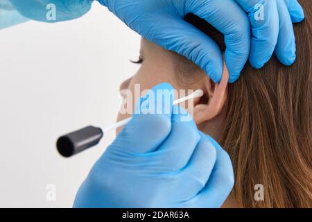 Controllo dell'orecchio con batuffolo di cotone in laboratorio medico Foto Stock