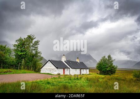 Black Rock Cottage, dietro il Buachaille Etive Mor, Glen Coe, Rannoch Moor, West Highlands, Scozia, Gran Bretagna Foto Stock