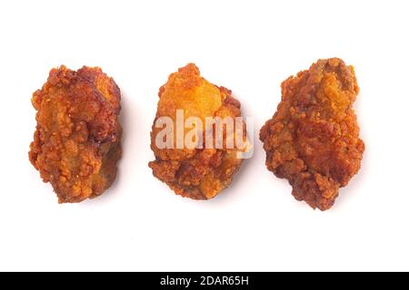 Ostriche impanate e fritte isolate su uno sfondo bianco Foto Stock