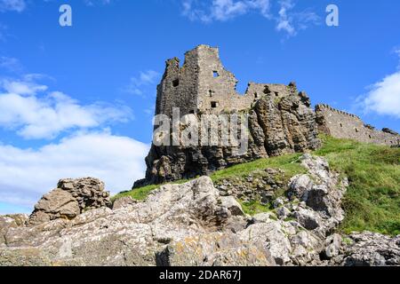 Le rovine del castello di Dunure sul Firth di Clyde, Girvan, Ayrshire meridionale, Scozia, Regno Unito Foto Stock